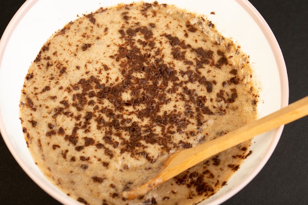 Free photo a top view brown choco dessert tasty delicious sweet with powdered coffee inside white plate