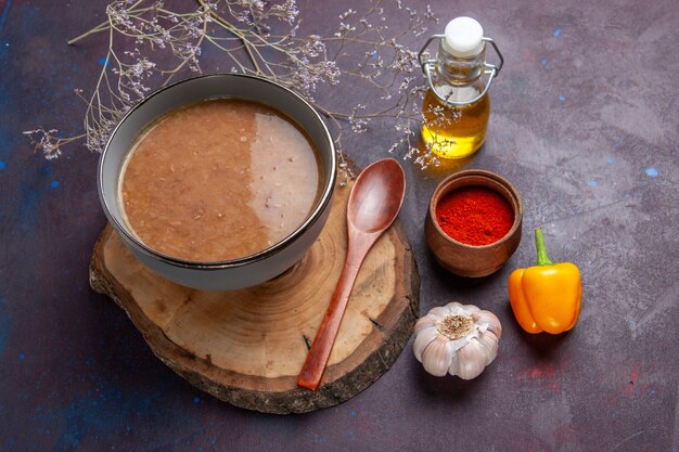 暗い表面のスープ野菜ミール食品キッチン豆に油とニンニクを添えた上面図茶色のスープ
