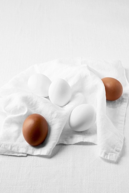 キッチンタオルで上面図茶色と白の卵