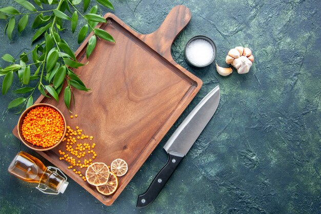진한 파란색 배경에 큰 칼으로 상위 뷰 갈색 나무 책상 고대 요리 음식 색상 고기 정육점 부엌 칼