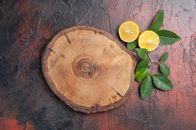 Foto gratuita vista dall'alto tavolo in legno marrone con limone sulla frutta da tavola scuro