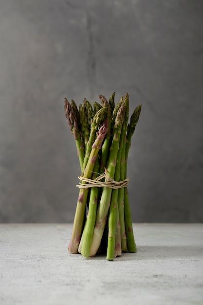 Free photo top view bunch of asparagus