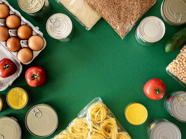 Foto gratuita vista dall'alto del mucchio di cibo fresco per la donazione con lo spazio della copia