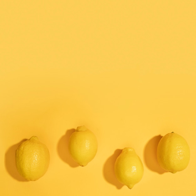 Вид сверху кучу лимонов с копией пространства