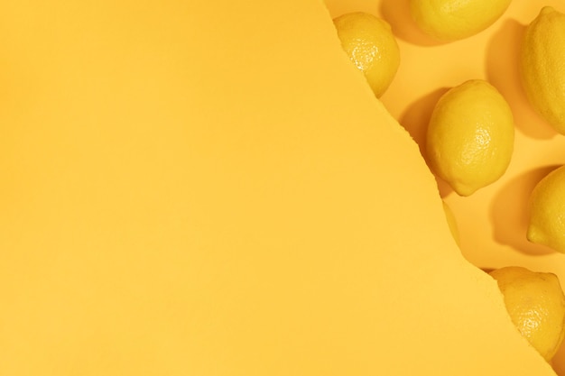 無料写真 コピースペースとレモンのトップビューの束