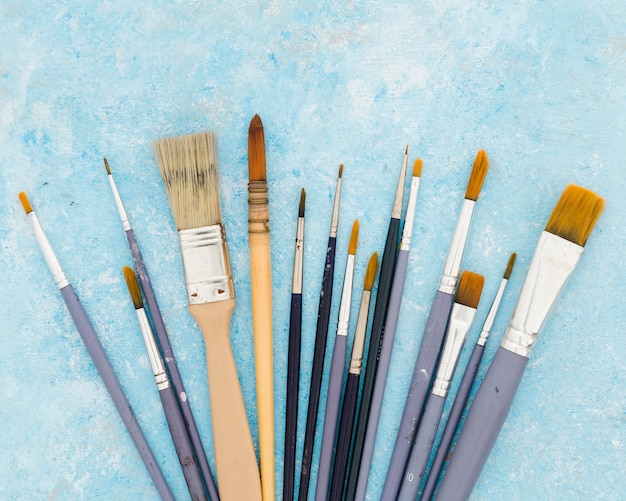 Free photo top view bunch of paint brushes on the table