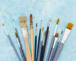 Free photo top view bunch of paint brushes on the table