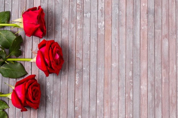 Foto gratuita mazzo di vista superiore di rose rosse con lo spazio della copia