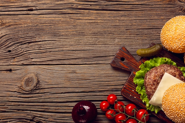 Foto gratuita ingredienti dell'hamburger di vista superiore sulla tavola di legno