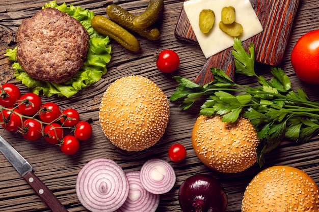 Foto gratuita ingredienti burger vista dall'alto