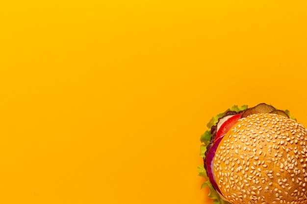 オレンジ色の背景上の平面図ハンバーガー