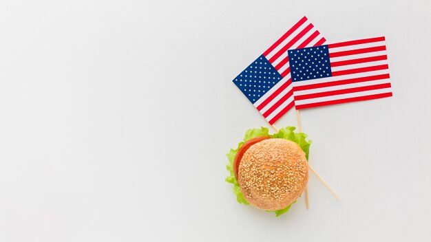 アメリカの国旗とコピー領域のハンバーガーのトップビュー
