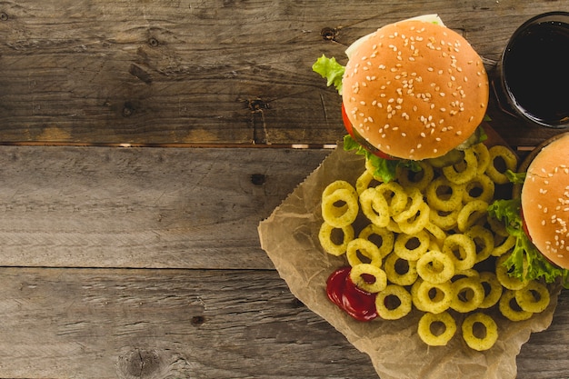 Foto gratuita vista dall'alto degli hamburger con anelli di cipolla fritti