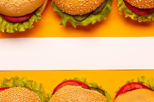 Foto gratuita hamburger con vista dall'alto con una striscia bianca