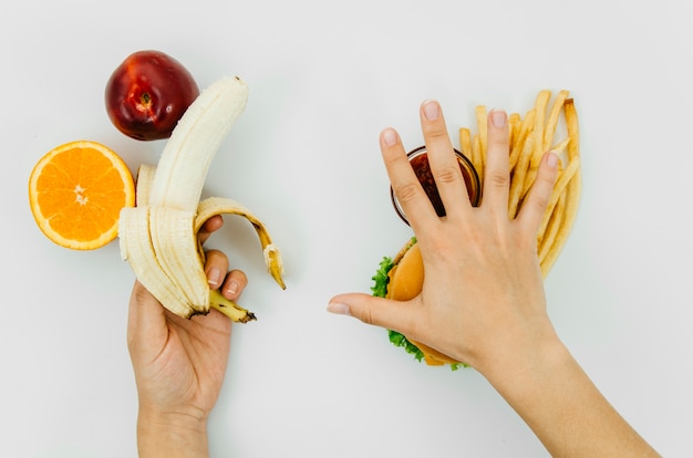 Foto gratuita vista dall'alto burguer vs frutta