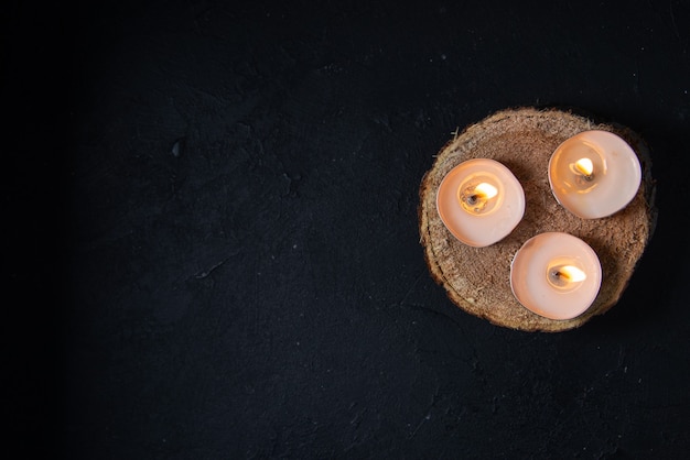 Free photo top view of burning candles on black wall