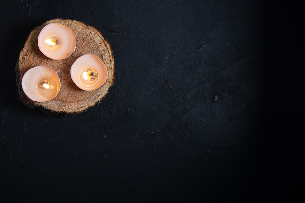 Free photo top view of burning candles on dark wall