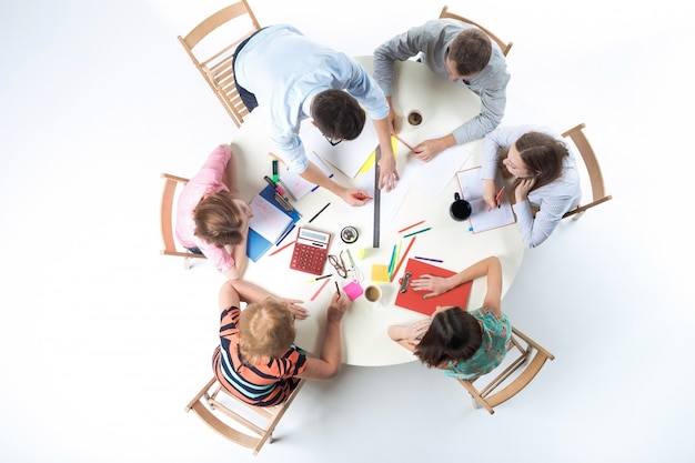 Foto gratuita vista dall'alto del team di lavoro nell'area di lavoro