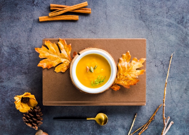 Foto gratuita zuppa di zucca butternut vista dall'alto sul bordo di legno