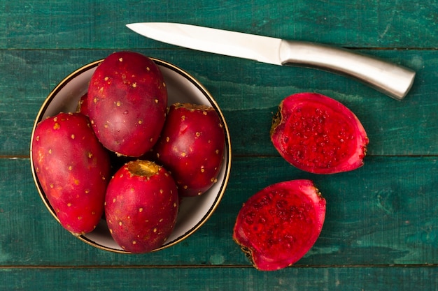 Free photo top view cactus fruit with a knife