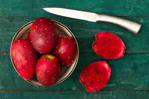 Free photo top view cactus fruit with a knife