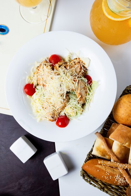 Foto gratuita vista dall'alto di caesar salad con pollo alla griglia