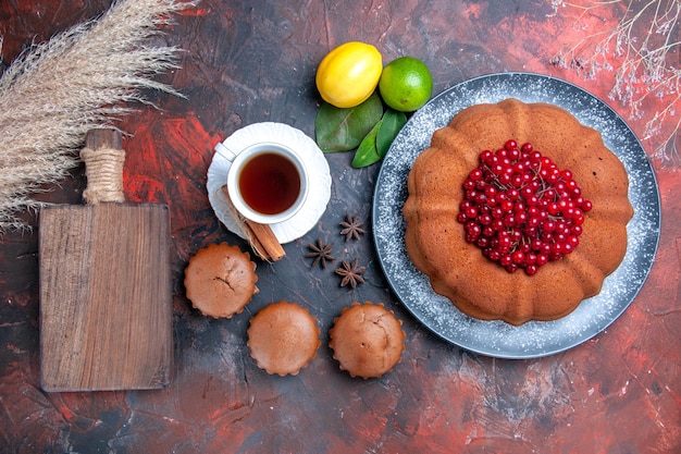 上面図ケーキケーキ柑橘系の果物カップケーキお茶一杯まな板アニス