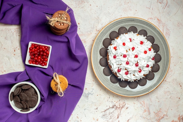 보라색 목도리에 딸기와 초콜릿 로프 그릇으로 묶인 접시 쿠키에 상위 뷰 케이크