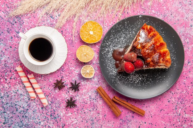 Вид сверху кусок торта с шоколадом и красной клубникой чашка чая на розовом столе печенье сладкий сахар десертный торт выпечка