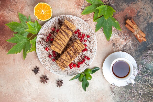 光の上のお茶とトップビューのケーキのスライス