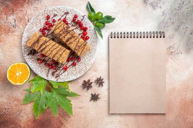 光の上のお茶とトップビューのケーキのスライス