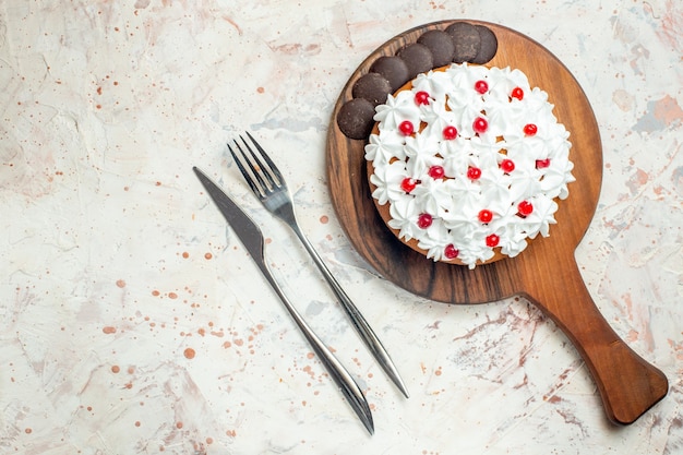 Top view cake with chocolate and white pastry cream on wooden cutting board