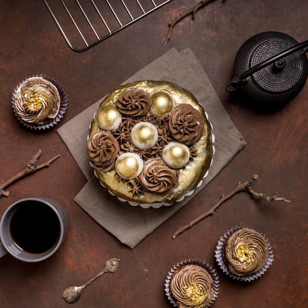 Foto gratuita vista dall'alto della torta con caffè e cupcakes