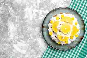 Free photo top view cake with white pastry cream and lemon slices o