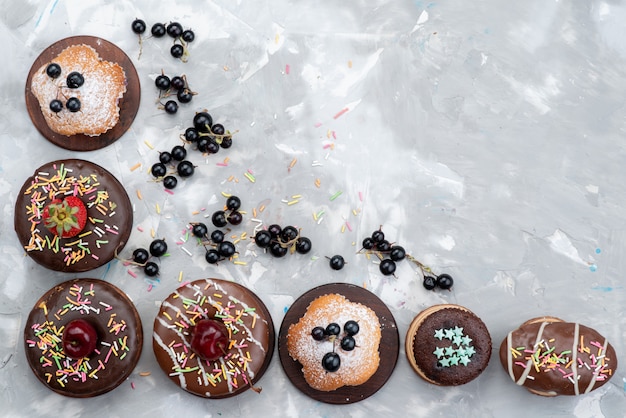과일과 사탕 케이크 비스킷 디저트를 기반으로 한 평면도 케이크와 도넛 초콜릿