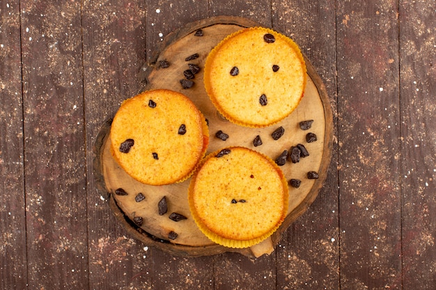 Free photo top view cakes round delicious on the brown wooden rustic