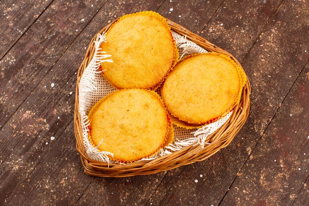 上面のケーキは茶色の床にバスケットの中のおいしいおいしいラウンド