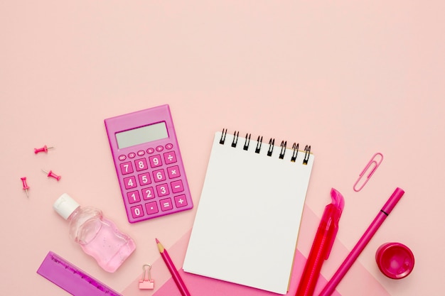 Вид сверху калькулятор на розовом фоне