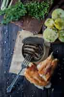 Foto gratuita vista dall'alto spratto in scatola con patate lesse e forchetta e pane