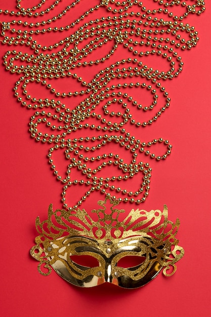 Вид сверху карнавальной маски с бусами