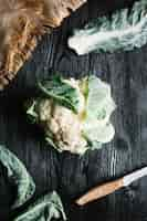 Free photo top view cauliflower with leaves and knife