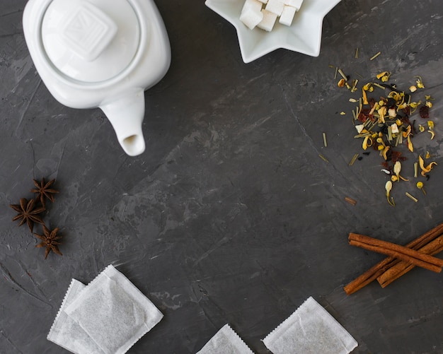 Free photo top view ceramic tea pot with cinnamon sticks