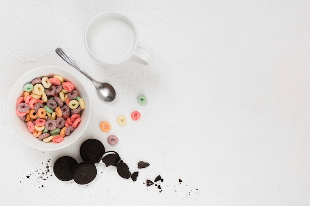 Foto gratuita vista dall'alto del concetto di colazione di cereali