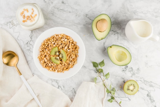 Vista dall'alto di cereali con yogurt e avocado