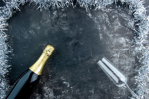 Foto gratuita flute di champagne con vista dall'alto sul tavolo scuro