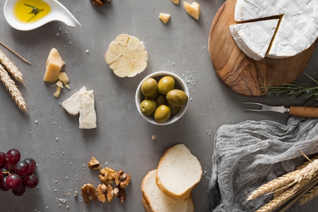 Foto gratuita buffet di formaggi con vista dall'alto