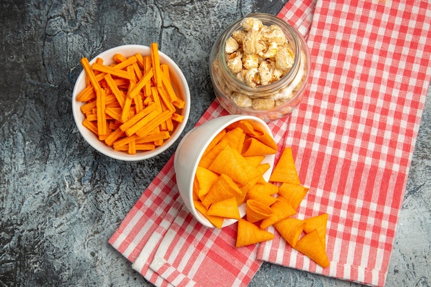 Free photo top view cheese cips with rusks and popcorn on light surface