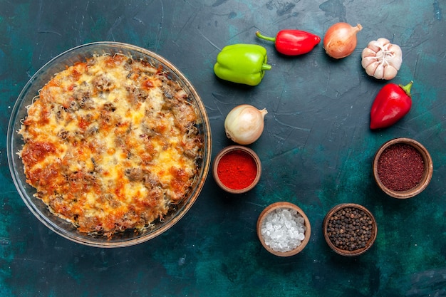 Foto gratuita vista dall'alto farina di carne di formaggio con verdure fresche e condimenti su sfondo blu scuro cibo pasto di carne piatto di verdure cena