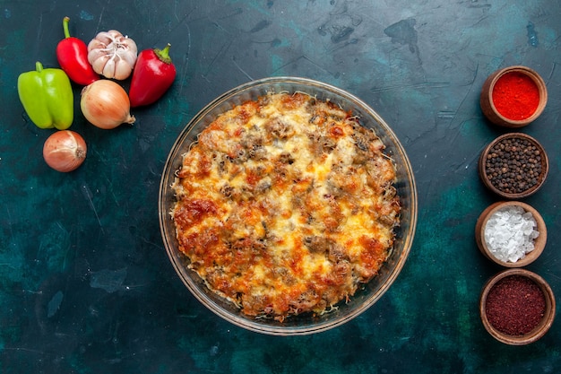 Vista dall'alto farina di carne di formaggio con verdure fresche e condimenti sulla cena di verdure piatto pasto di carne di cibo da scrivania blu scuro