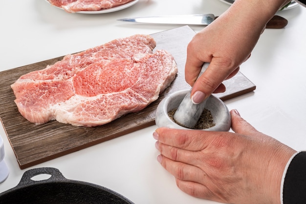 Foto gratuita vista dall'alto di chef utilizzando mortaio e pestello